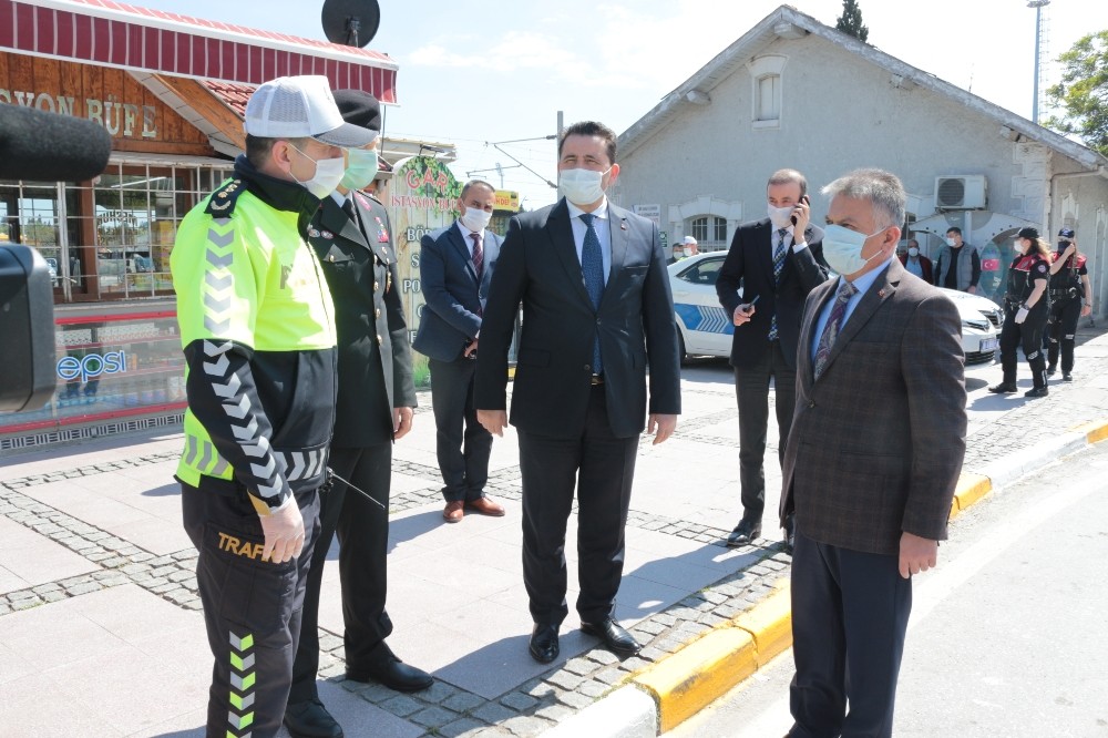 Vali Yazıcı’dan araç sürücülerine maske 