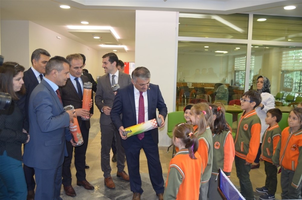 Vali Yazıcı’dan öğrencilere satranç takımı 
