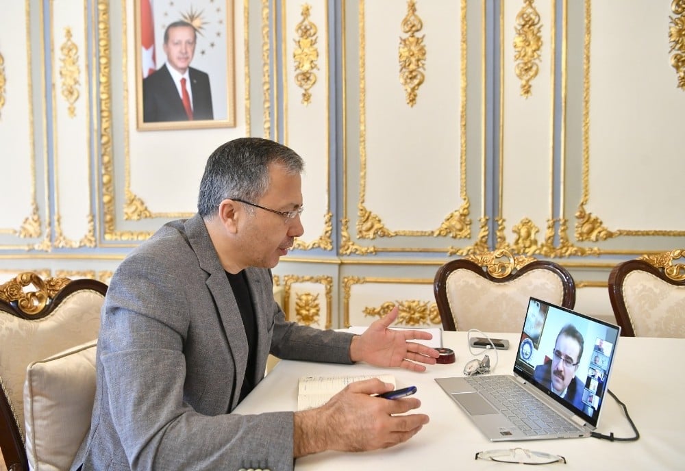 Vali Yerlikaya 39 kaymakamla video konferans ile toplantı yaptı 