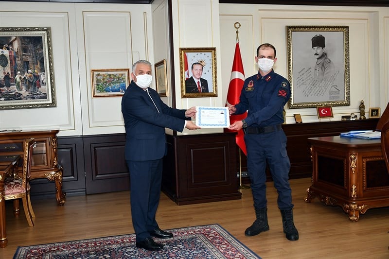 Vali Yıldırım, polis ve jandarmaya başarı belgesi takdim etti 