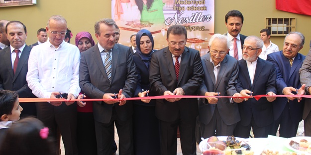 Valide Sultan Anadolu Kız Lisesi'nden görkemli açılış