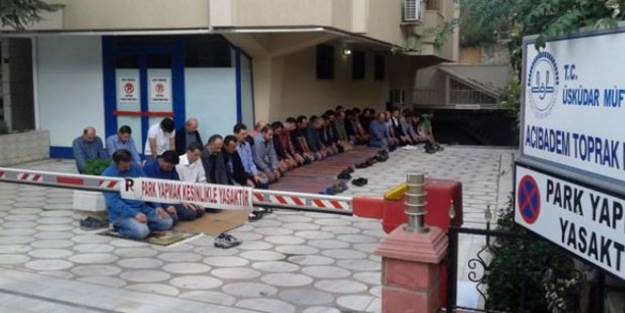 Validebağ'da Apartman Boşluğunda namaz kılındı