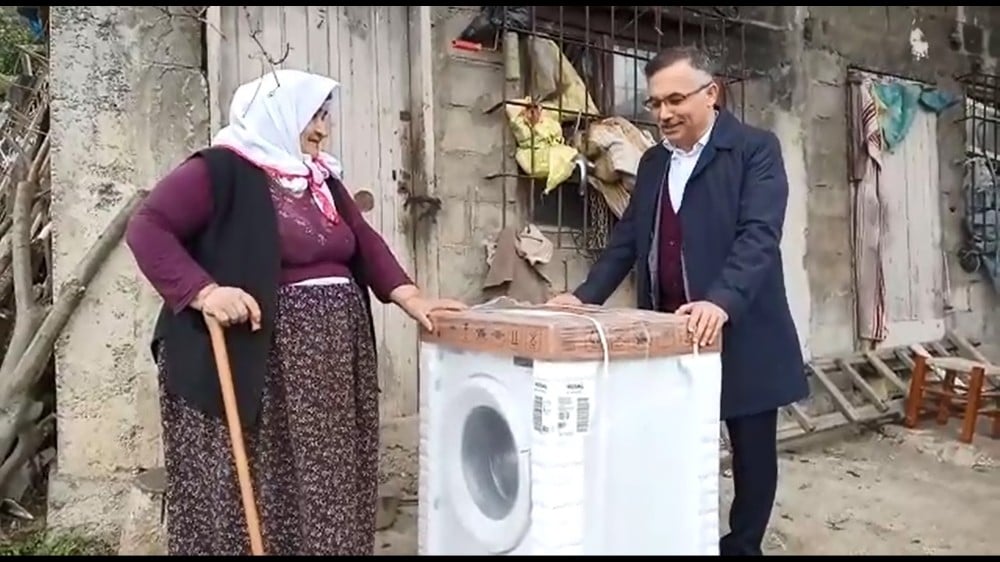 Validen çamaşır makinesi isteyen yaşlı kadının talebi yerine getirildi 