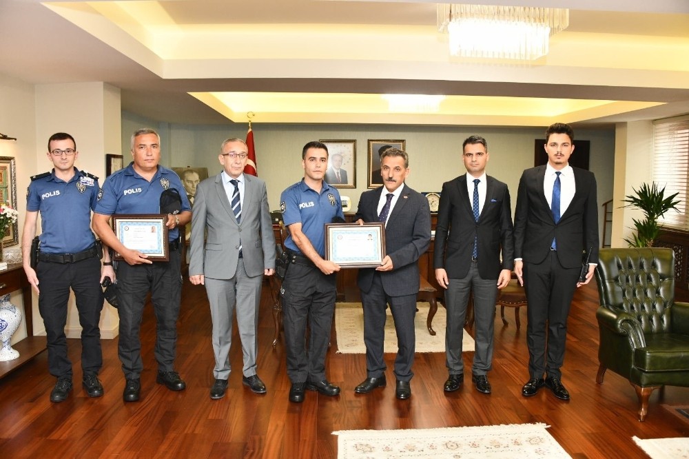 Validen o polislere başarı belgesi 
