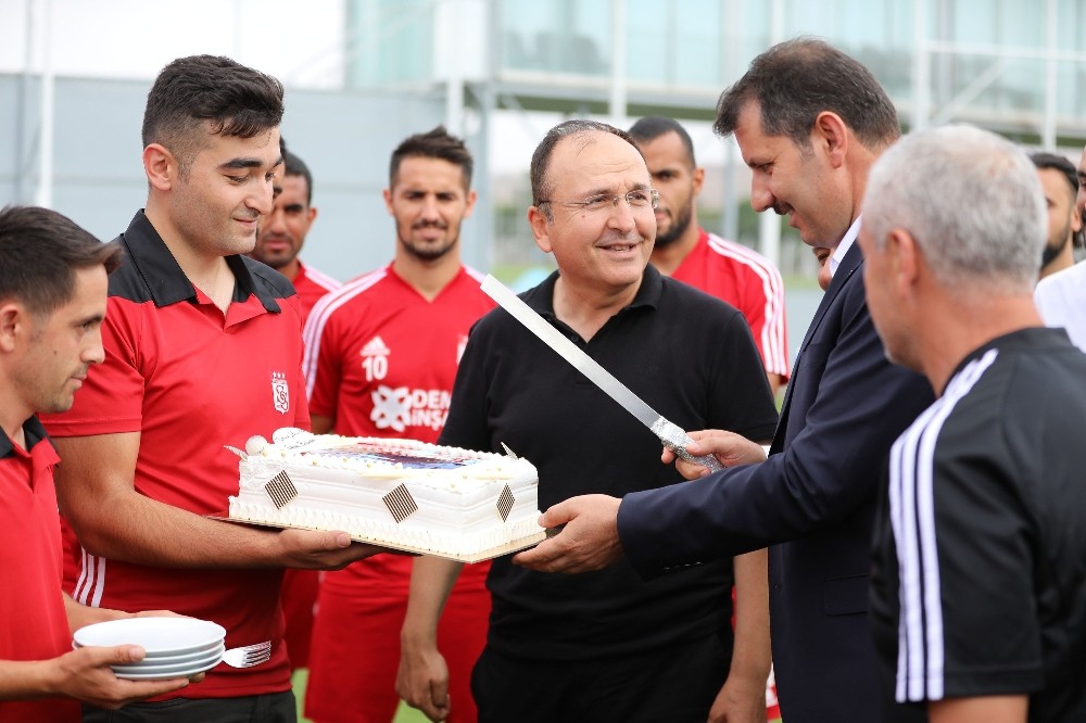 Vali’den Sivasspor’a baklava dopingi 