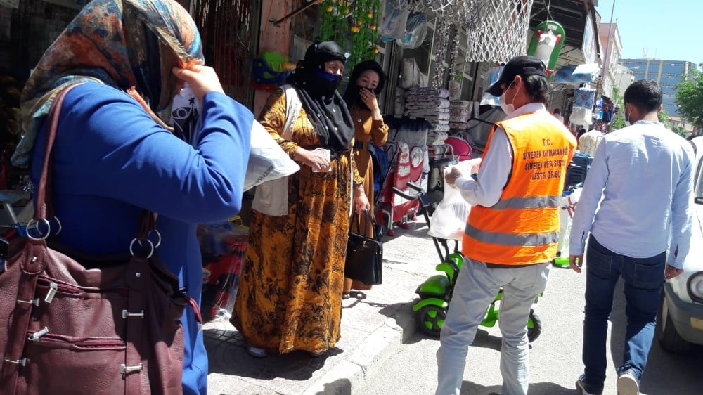Valilik bir haftada 1 milyon 150 bin maske dağıttı 