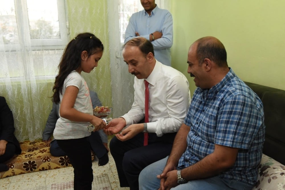 Valilikteki bayramlaşma programına yoğun ilgi 