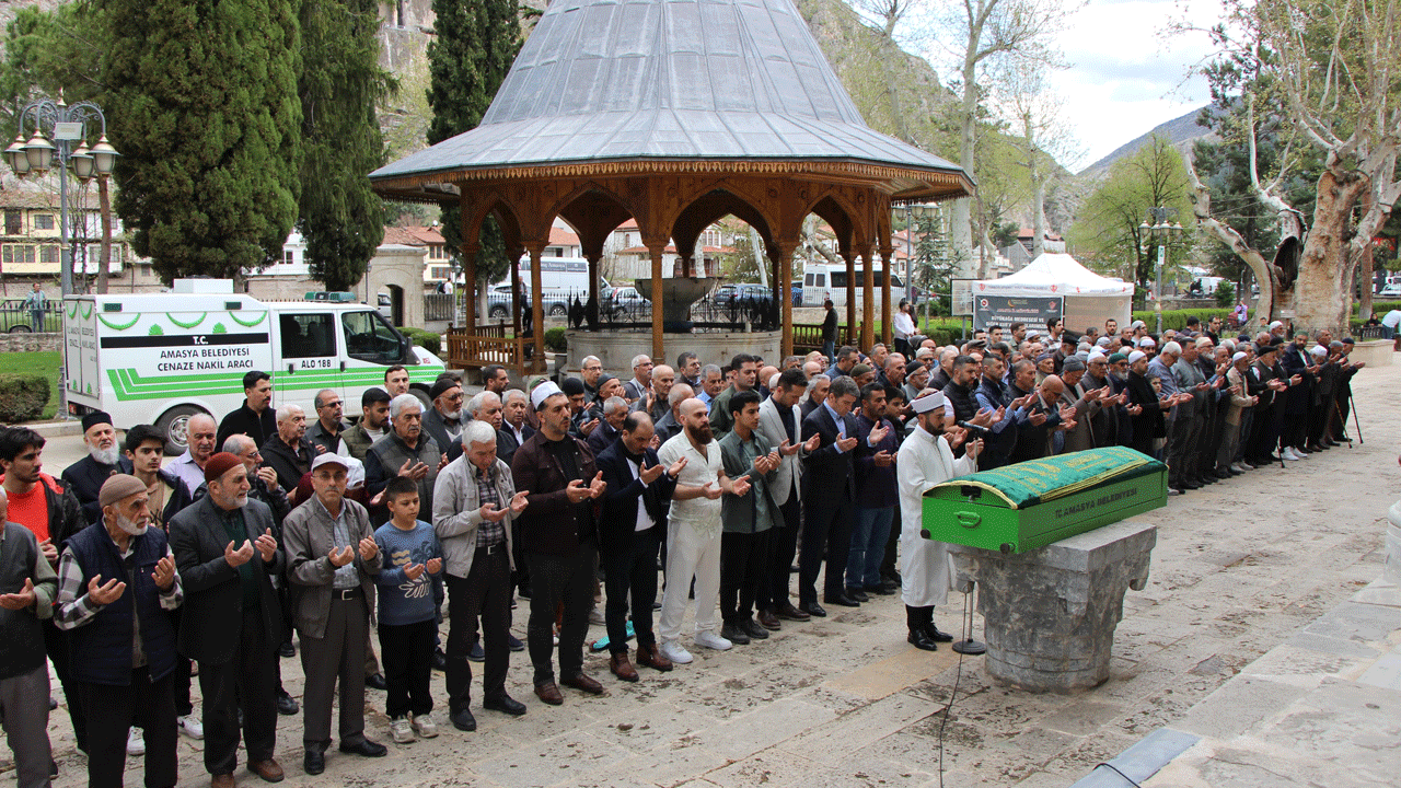 Valinin gönlü razı olmadı cenaze namazı en büyük camide kılındı: Kimsesiz hayırseveri devlet uğurladı