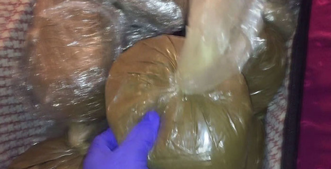 Valiz içerisinde 17 kilo 650 gram sentetik esrar bulundu