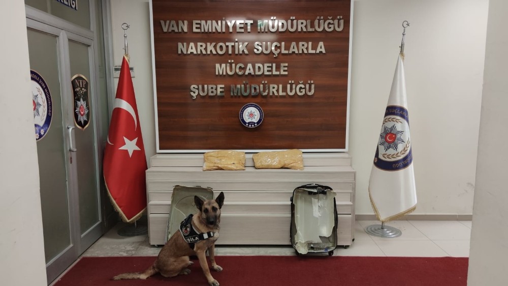 Valizin kasnağında 2 kilo 240 gram metamfetamin ele geçirildi 