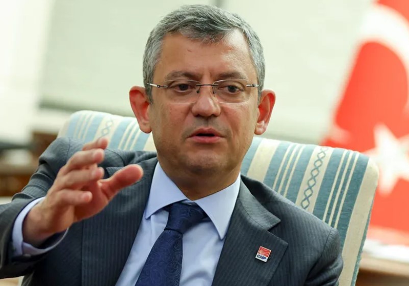 Van AK Parti’ye geçmişti… Özgür Özel’den "PKK sizi tükürüğüyle boğar" diyen DEM Partiliye destek!