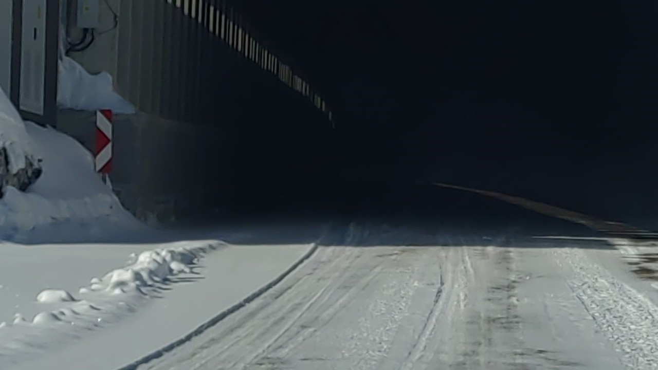 Van-Bahçesaray kara yolunda tipi nedeniyle ulaşım durdu