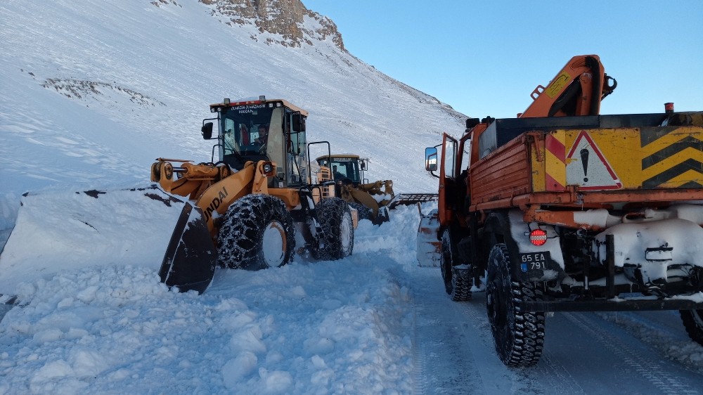 Van-Bahçesaray yolu ulaşıma açıldı 
