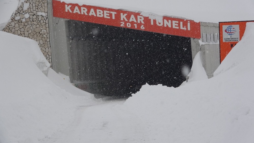 Van-Bahçesaray yolu ulaşıma kapandı 