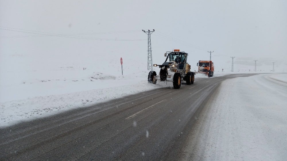 Van-Bahçesaray yolu ulaşıma kapandı 