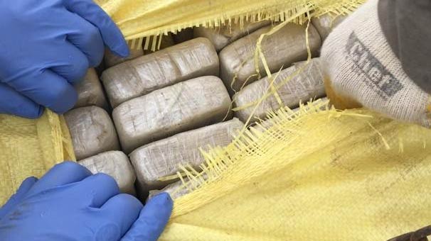 Van-Başkale karayolu üzerinde kamyonetin kasasına zulalamışlar! Tam 132 kilo