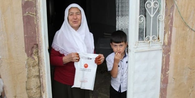 Van Başkale'de Cumhurbaşkanlığı'nın hediye paketleri vatandaşlara ulaştırıldı