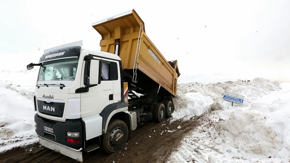 Van Büyükşehir Belediyesi 11 bin kamyon kar taşıdı 