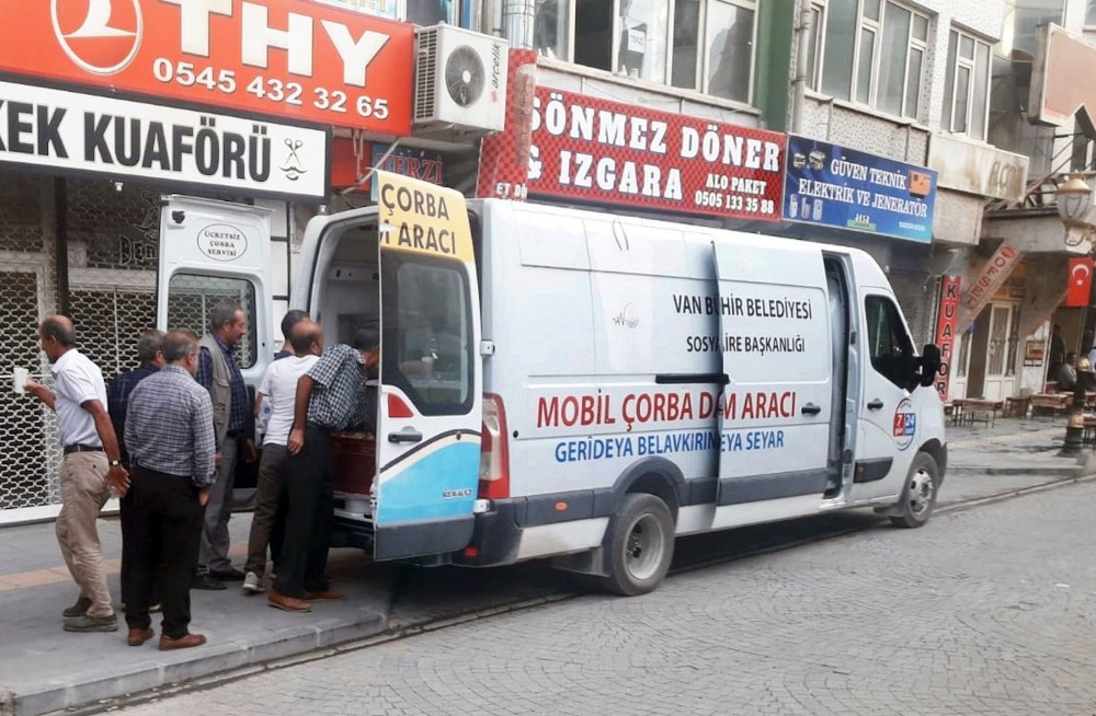 Van Büyükşehir Belediyesi çorba dağıtımına başladı 