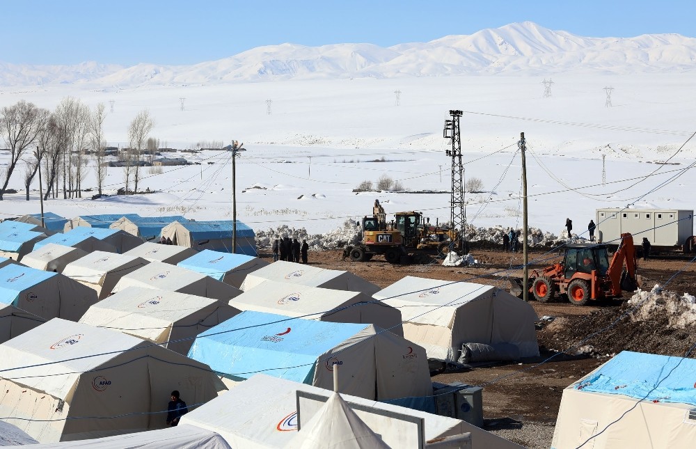 Van Büyükşehir Belediyesi deprem bölgesinde çalışmalarını sürdürüyor 