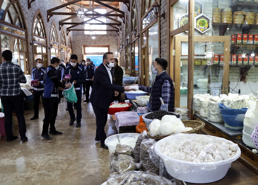 Van Büyükşehir Belediyesi esnafa maske dağıttı 
