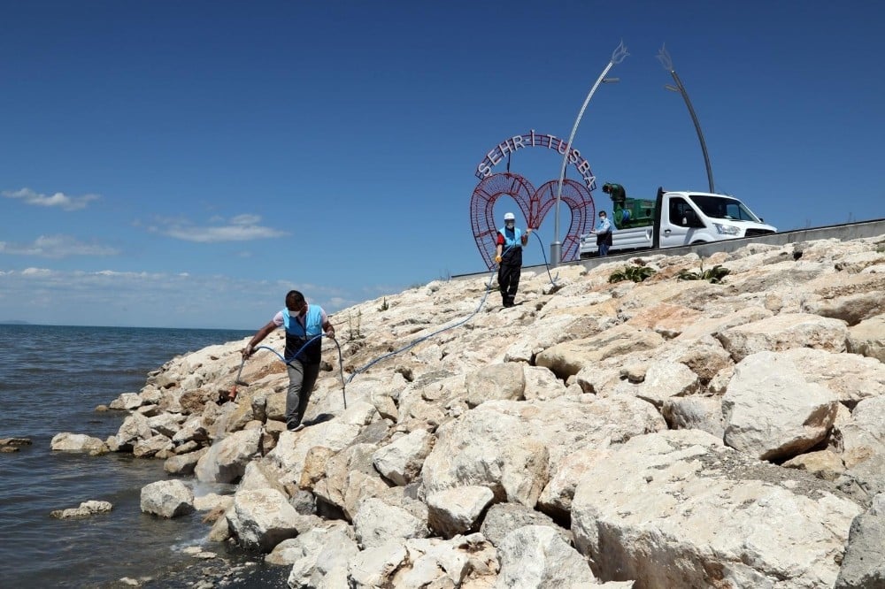 Van Büyükşehir Belediyesi ilaçlama çalışmalarına hız verdi 