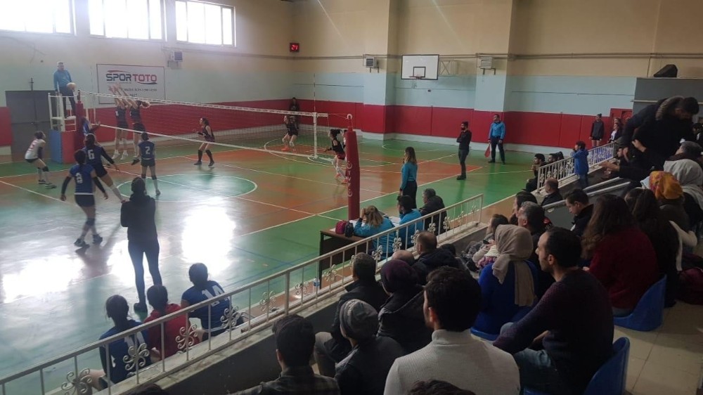Van Büyükşehir Belediyesi kadın voleybol takımı haftayı galibiyetle kapadı 