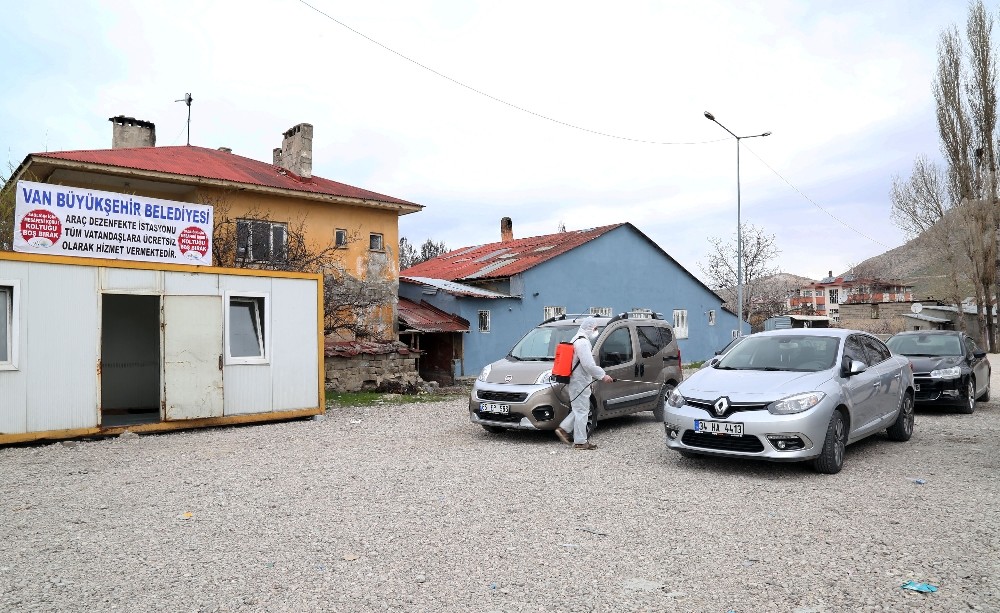 Van Büyükşehir Belediyesi sivil araçları da dezenfekte ediyor 