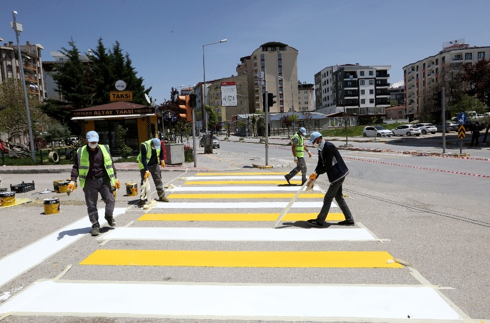 Van Büyükşehir Belediyesi sokağa çıkma kısıtlamasında yol çizgilerini yeniledi 