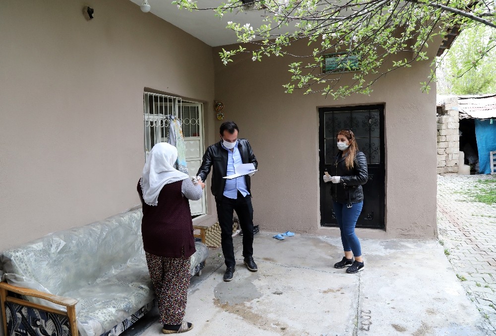 Van Büyükşehir Belediyesi sosyal kartları ihtiyaç sahiplerine ulaştırdı 