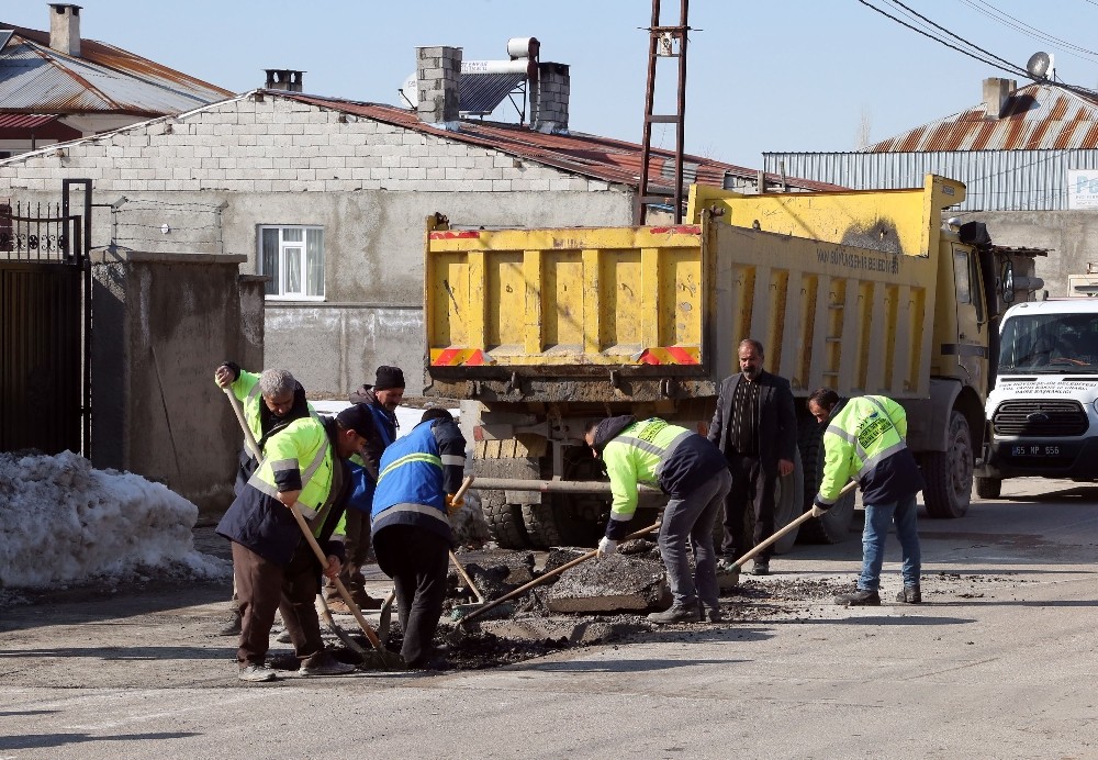 Van Büyükşehir Belediyesi yol yama çalışmalarına başladı 