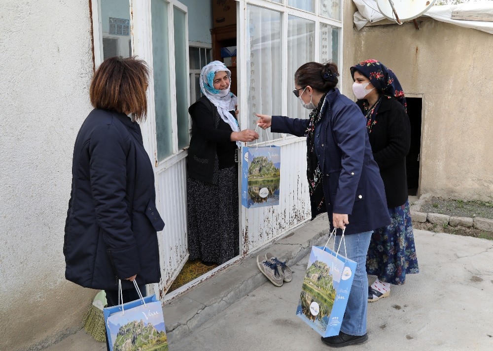 Van Büyükşehir Belediyesinden Anneler Günü kutlaması 