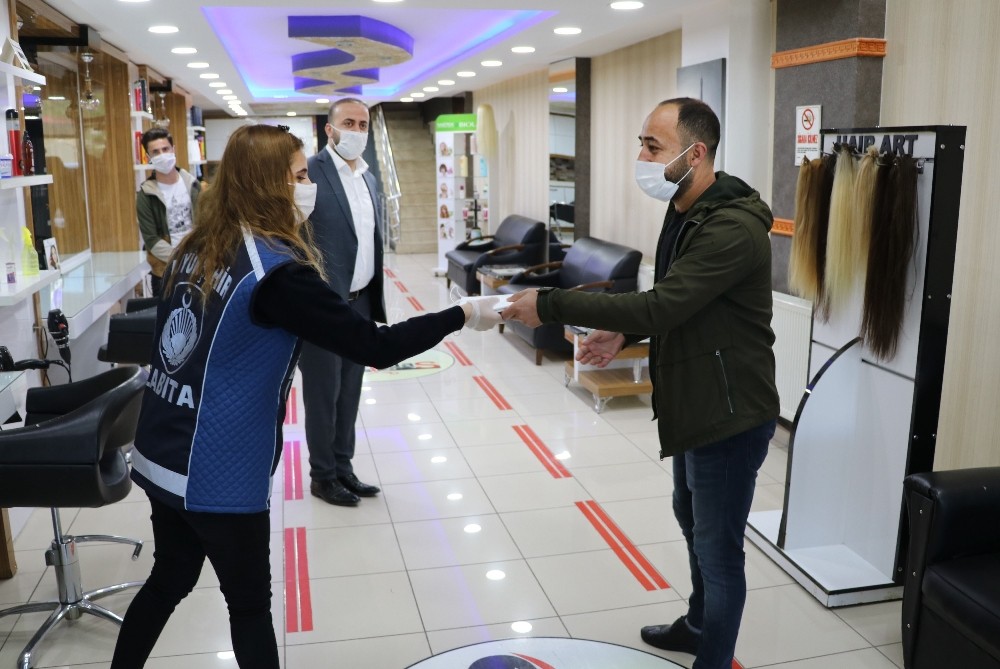 Van Büyükşehir Belediyesinden berber ve kuaförlere maske desteği 