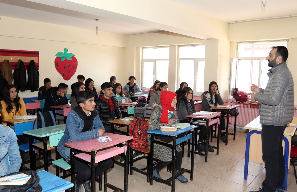 Van Büyükşehir Belediyesinden kırsaldaki öğrencilere deprem eğitimi 