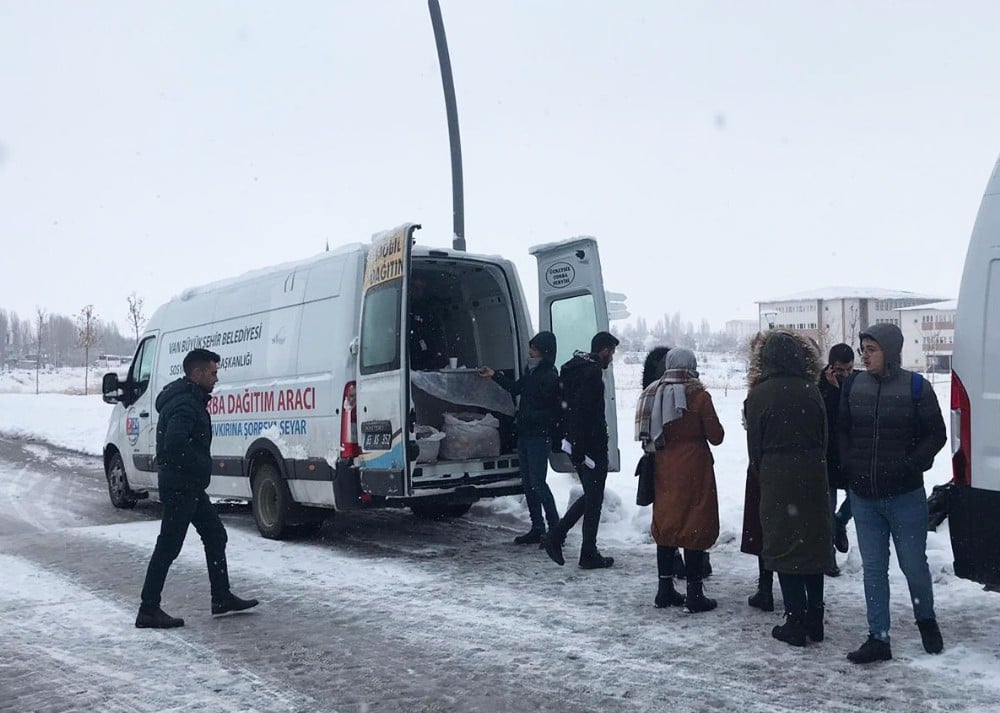 Van Büyükşehir Belediyesinden öğrencilere çorba ikramı 