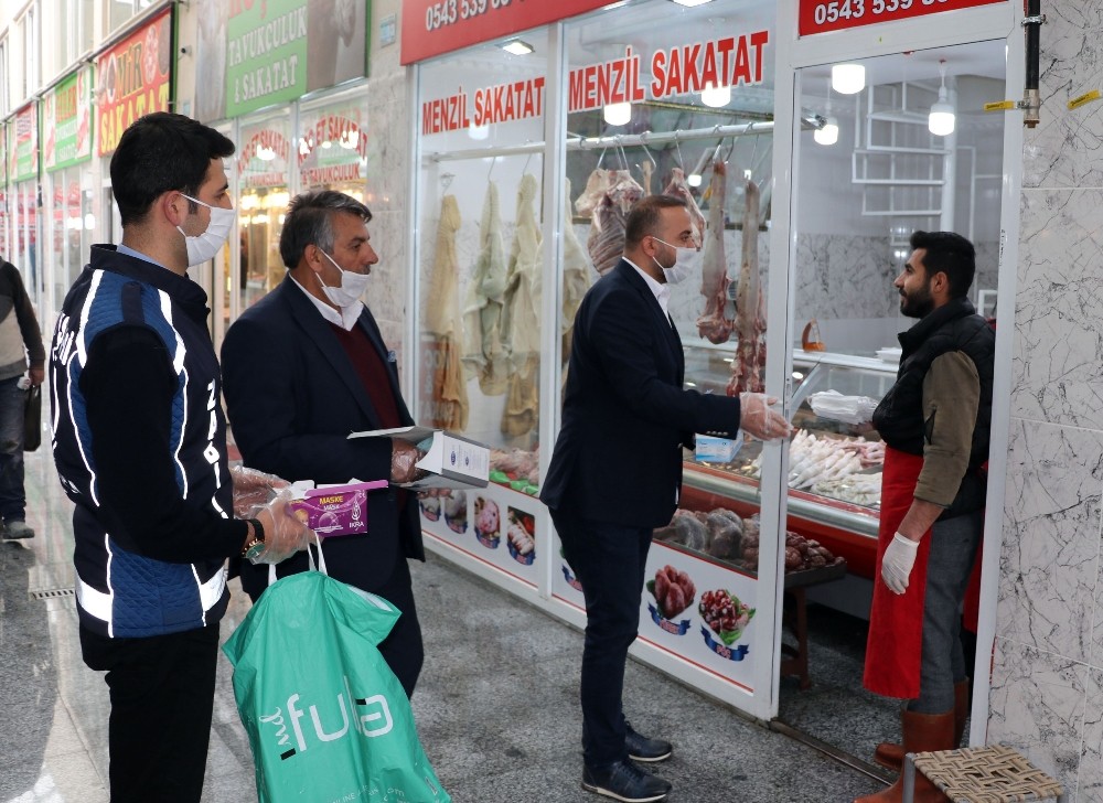 Van Büyükşehir Belediyesinden sakatatçı esnafına maske 