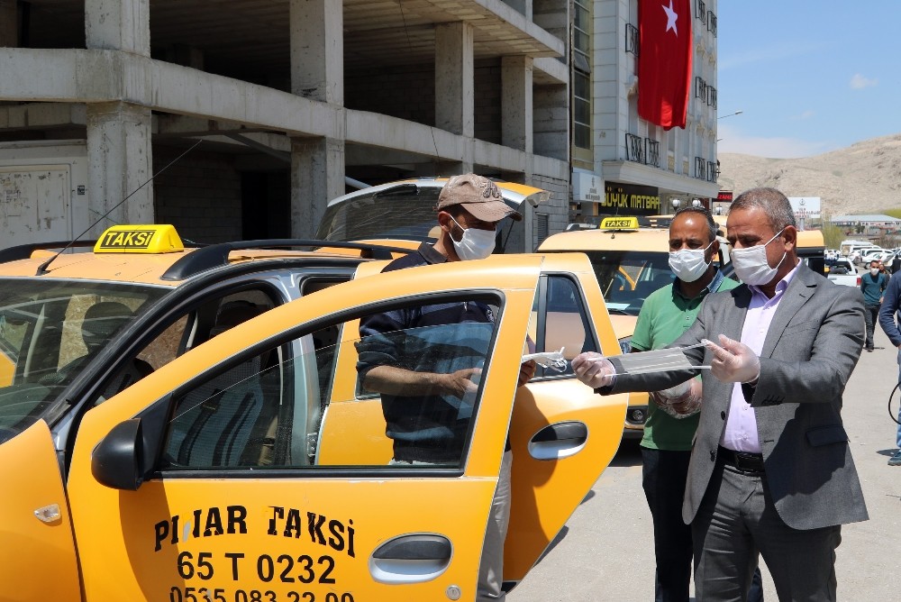Van Büyükşehir Belediyesinden taksici ve minibüsçü esnafına maske desteği 