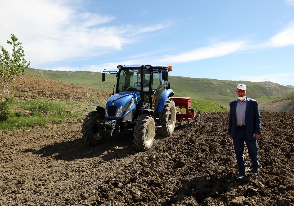 Van Büyükşehir Belediyesinden üreten çiftçiye makine desteği 