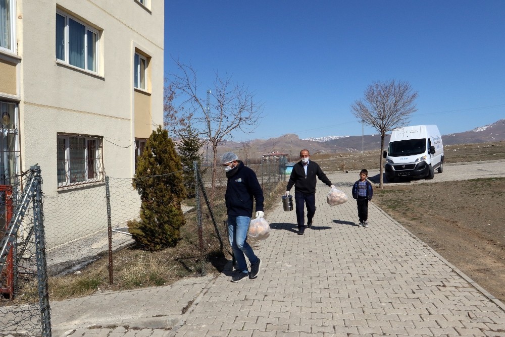 Van Büyükşehir Belediyesinden yaşlı vatandaşlara sıcak yemek 