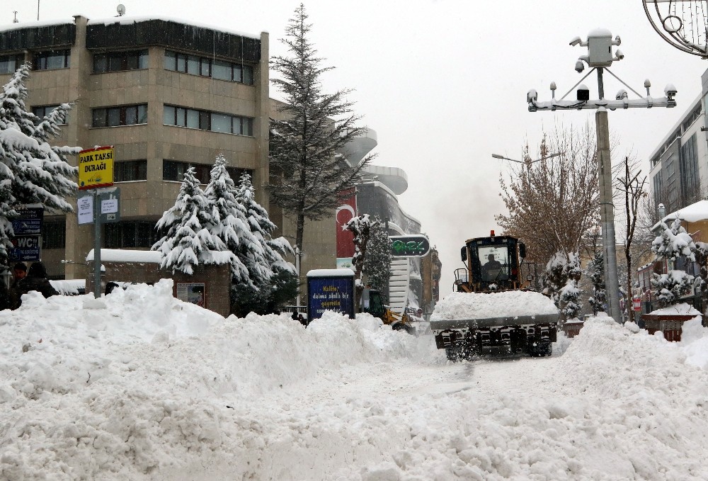 Van Büyükşehir Belediyesinden yoğur kar mesaisi 