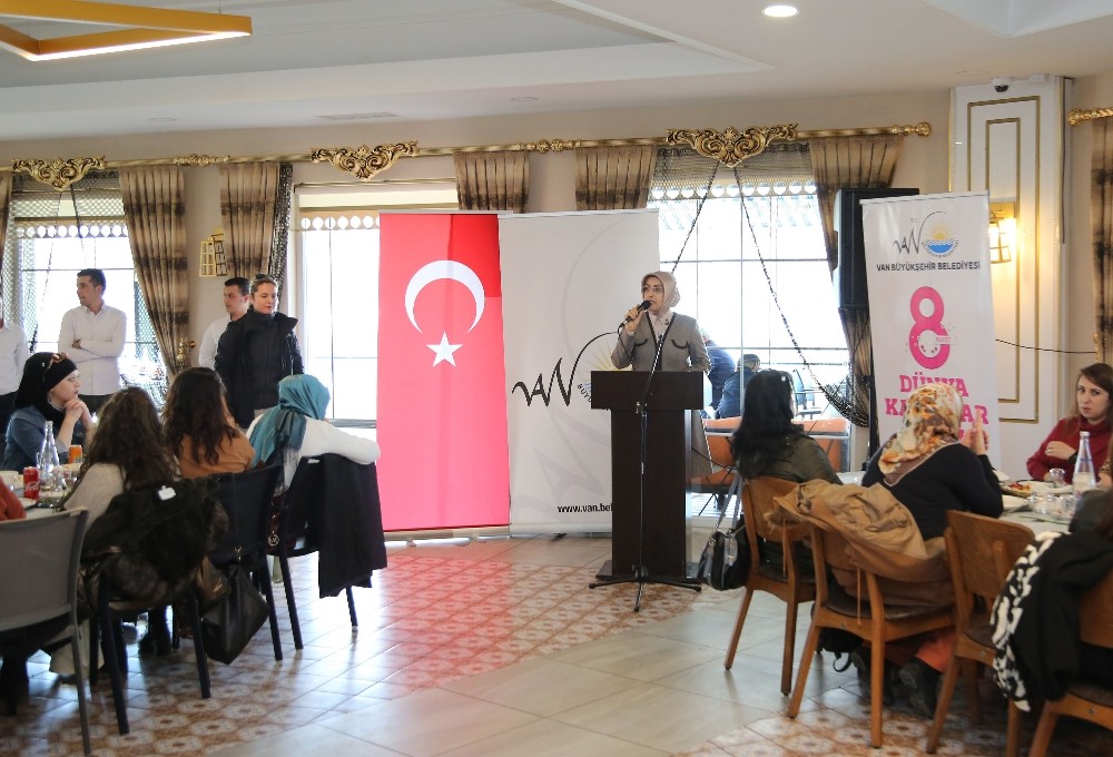 Van Büyükşehir Belediyesinin kadın çalışanları yemekte bir araya geldi 