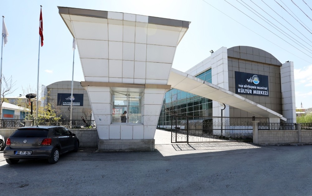 Van Büyükşehir Belediyesinin müzik akademisi kayıtları başladı 