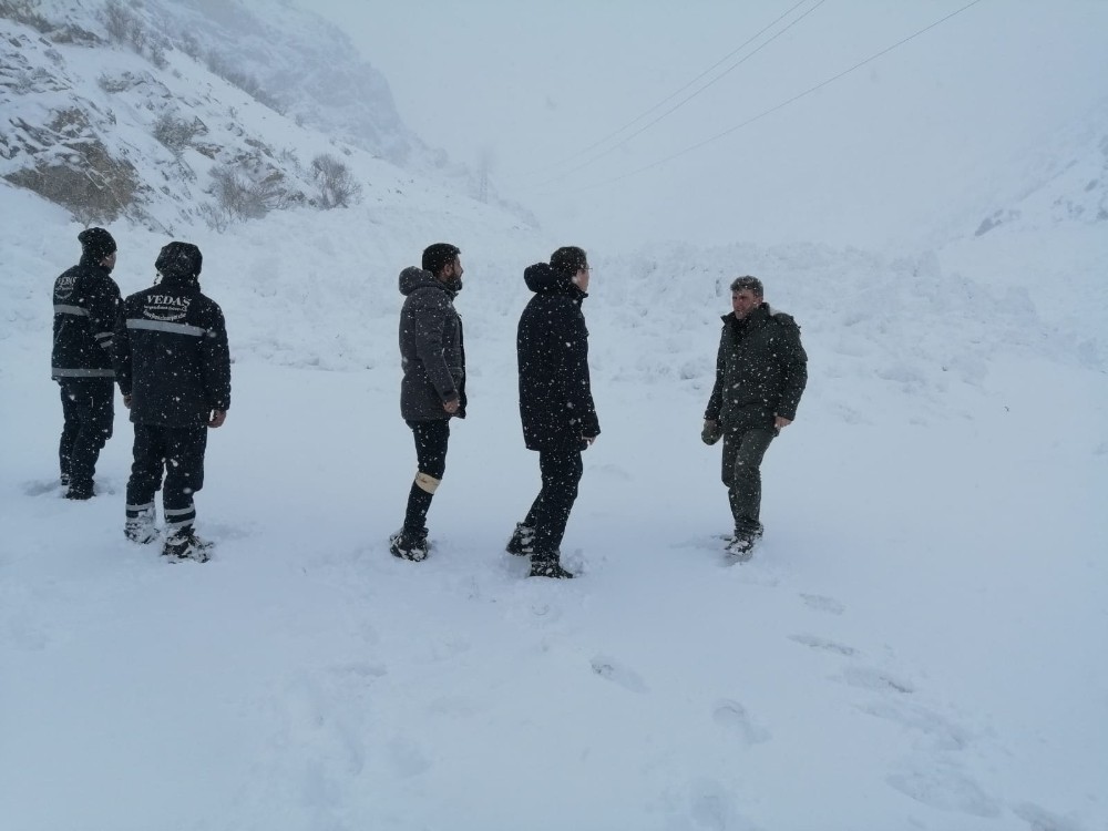 Van-Çatak kara yoluna çığ düşmesi 