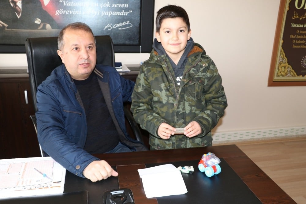 Van depreminde hayatını kaybeden amcasının hediyesini depremzede çocuklara gönderdi 