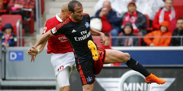 Van der Vaart'ın kasığına tekme attı, ayağı kırıldı