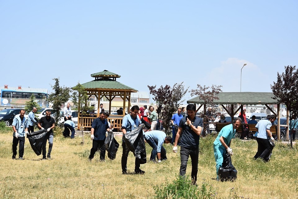Van Eğitim ve Araştırma Hastanesinde çöp toplama seferberliği 