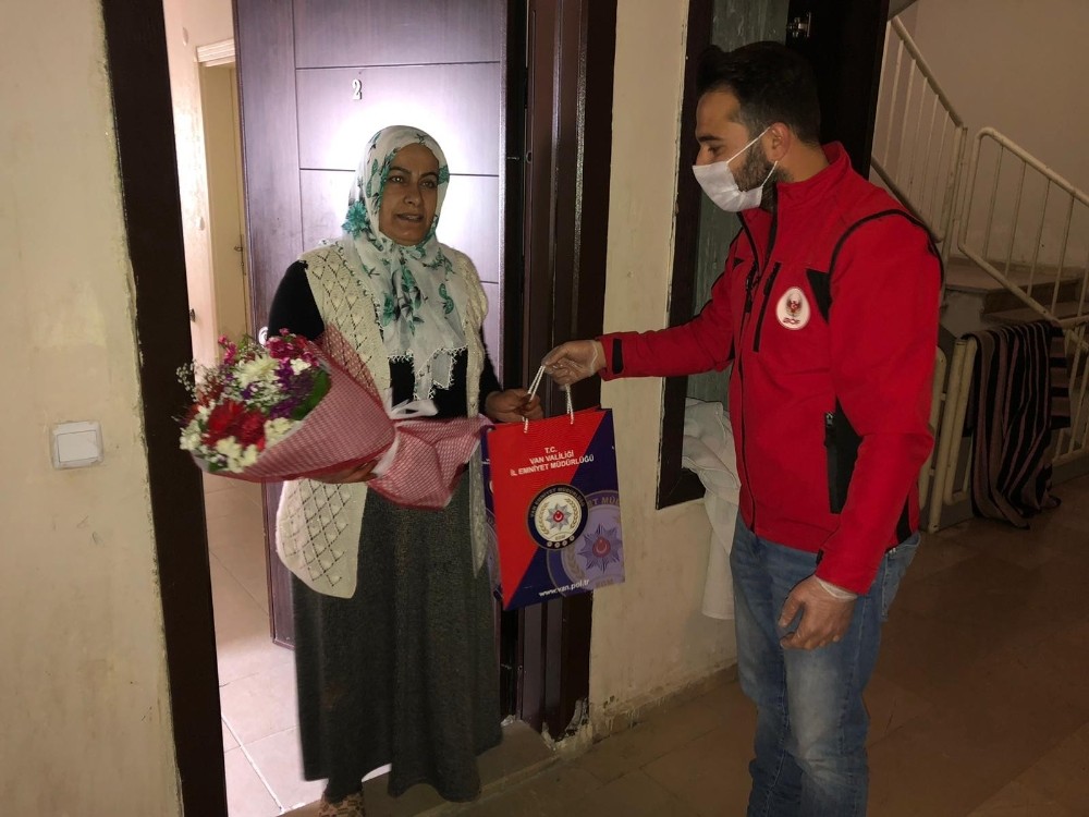 Van Emniyet Müdürlüğünden ‘Evlat Nöbeti’ tutan annelere sürpriz 