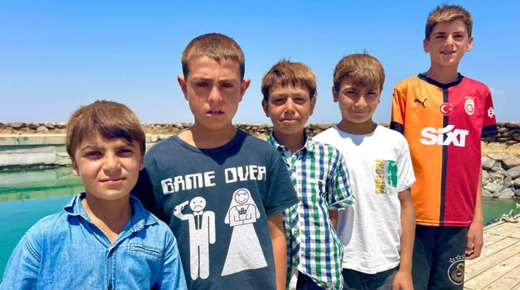 Van Gölü çocukların rengini değiştiriyor: Kışın Ronaldo'ya yazın Osimhen'e benziyorlar