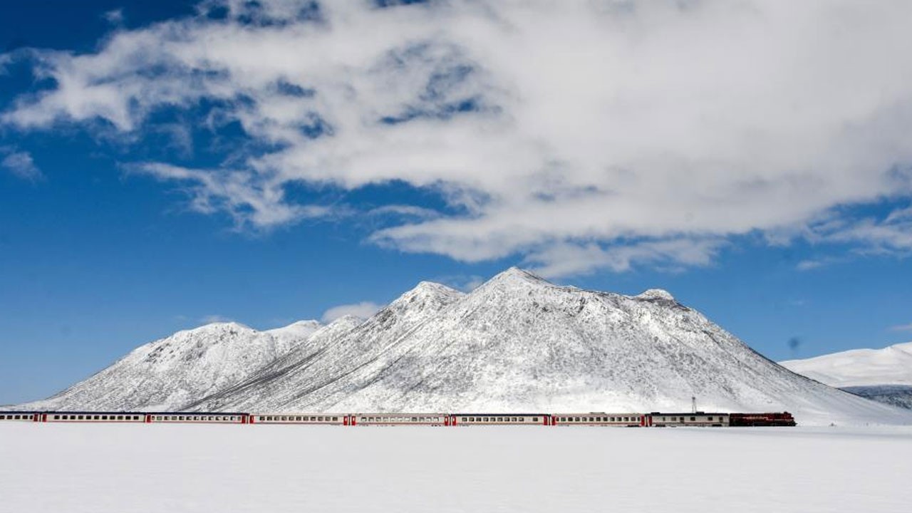 Van Gölü Ekspresi’nde Kirkor Dağı manzarası yolcuları hayran bırakıyor