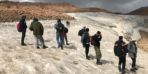Van Gölü için Süphan Dağı'na tırmandılar! Zirvede gördükleri manzara şoke etti